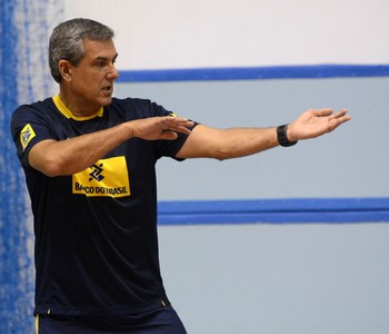 José Roberto Guimarães treino seleção feminina Saquarema (Foto: Alexandre Arruda/CBV)