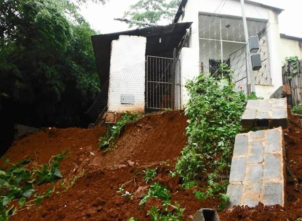 Uma das casas que foram interditadas por causa da chuva em Carangola, MG (Foto: Reprodução/TV Integração)