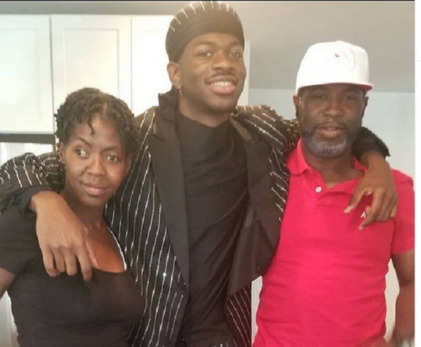 O rapper Lil Nas X com os pais na foto compartilhada pelo pai dele nas redes sociais (Foto: Instagram)