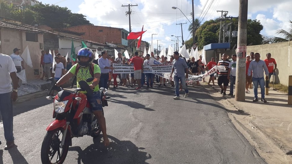 Moradores fizeram uma caminhada na Avenida Major Cícero de Góes Monteiro — Foto: Heliana Gonçalves/TV Gazeta