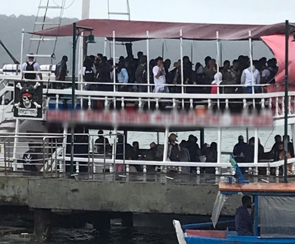 Moradores denunciam aglomeração em escuna atracada na Ponta da Praia de Santos — Foto: G1 Santos