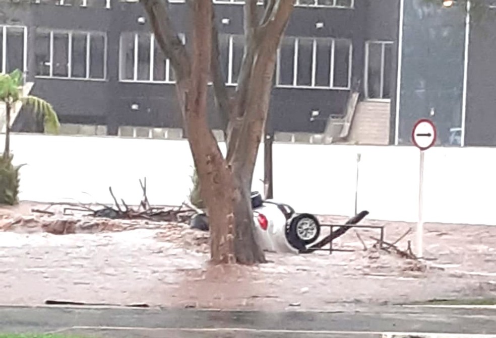Temporal com ventos alaga ruas e arrasta carros em Botucatu — Foto: Arquivo pessoal