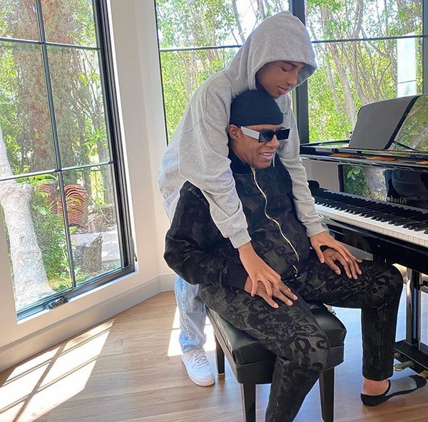 Um dos caçulas do músico Stevie Wonder com o pai (Foto: Instagram)
