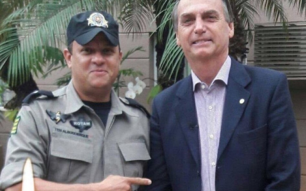 Tenente da PM ao lado do presidente Jair Bolsonaro — Foto: Reprodução/TV Anhanguera