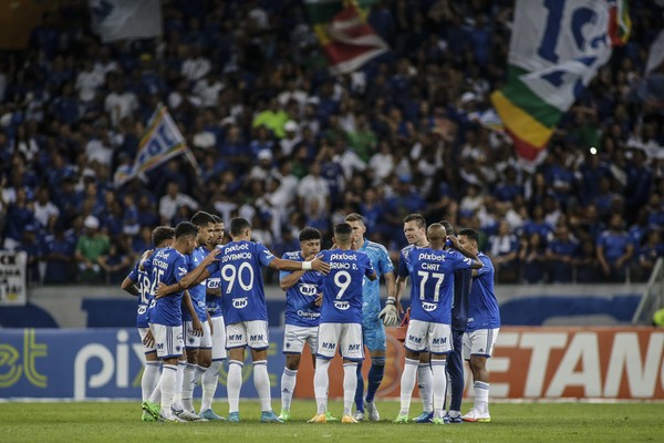 Time do Cruzeiro reunido em campo, líder da atual Série B do Brasileirão (Foto: Divulgação)
