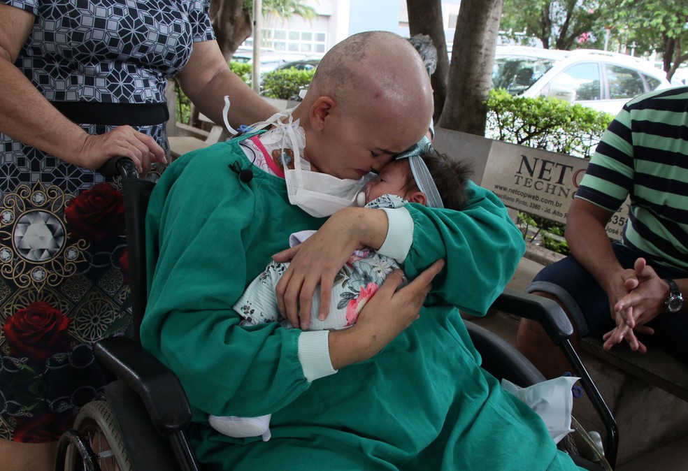 Natália reencontra filha Vitória na área externa do Hospital de Base de Rio Preto  — Foto: Hospital de Base/Divulgação 