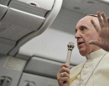 Papa Francisco durante entrevista concedidas ao jornalistas no voo entre Rio de Janeiro e Roma (Foto: Agência EFE)