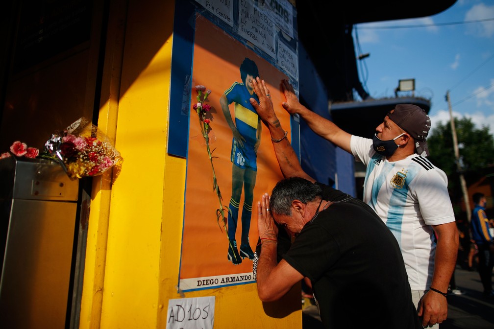 Torcedores choram morte de Maradona na Bombonera, estádio do Boca Juniors, em Buenos Aires — Foto: Natacha Pisarenko/AP Photo