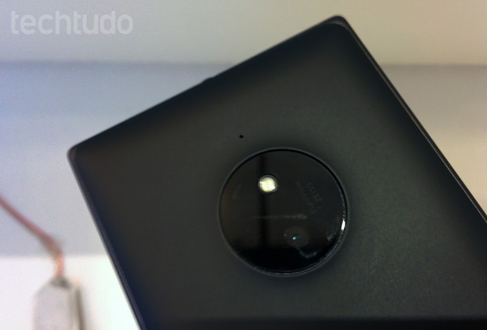 Detalhe da lente traseira do Lumia 830 (Foto: Paulo Alves/TechTudo)