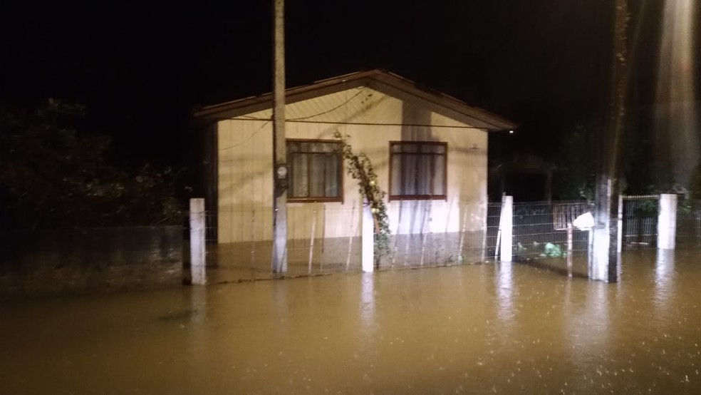 Casa atingida pela chuva em Praia Grande — Foto: Defesa Civil/ Divulgação