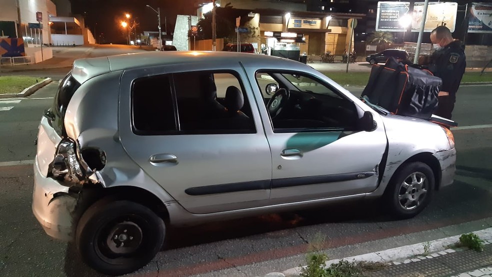 Carro foi atingido por trás, em acidente que vitimou motoentregador, na Zona Sul de Natal. — Foto: Sérgio Henrique Santos/Inter TV Cabugi