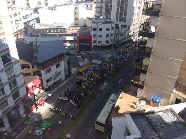 Manifestação abril Dilma Juiz de Fora (Foto: Rafaela Borges/G1)