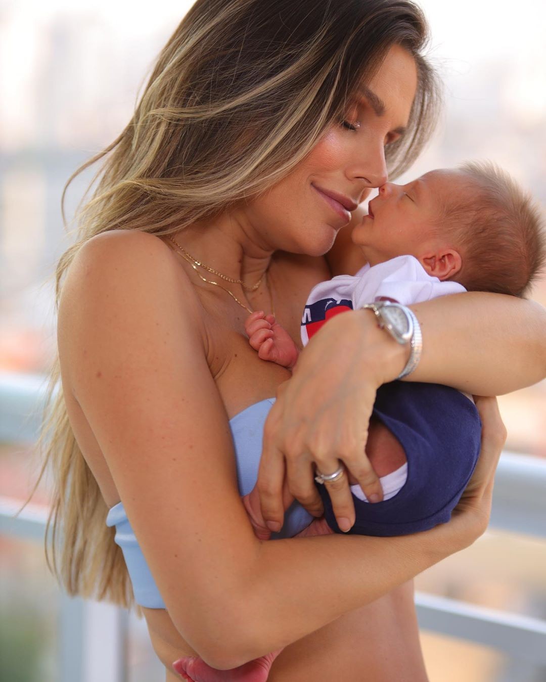 Flávia Viana segura em seus braços Gabriel, seu filho mais novo, nascido no último 16 de setembro (Foto: Reprodução/Instagram)