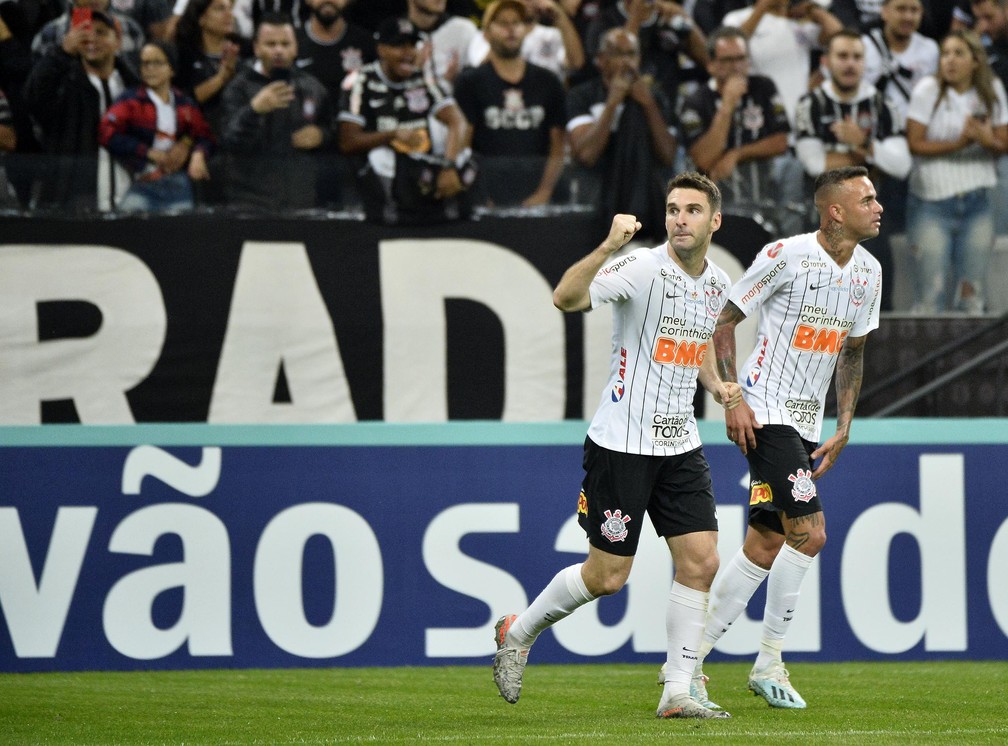 Boselli e Luan na goleada do Corinthians por 4 a 1 contra o Botafogo-SP — Foto: Marcos Ribolli