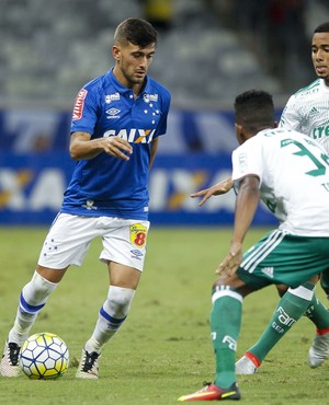 Arrascaeta passa por meio time do Palmeiras e vence lance mais bonito