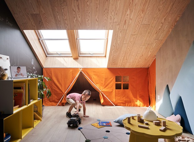 Neste projeto da HAO Design, o sótão de uma casa se transformou em uma brinquedoteca  (Foto: Casa Starburst / HAO Design/Hey! Cheese)