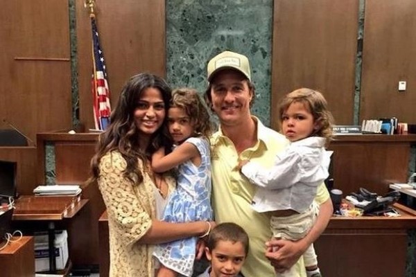 Camila Alves, Matthew McConaughey e os filhos (Foto: Instagram)