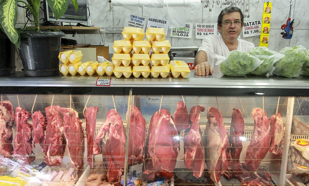 Açougue em Botafogo, no Rio: em cada dez brasileiros, quatro (39%) reduziram o consumo de carne bovina, segundo pesquisa do Instituto Travessia — Foto: Gabriel de Paiva/Agência O Globo