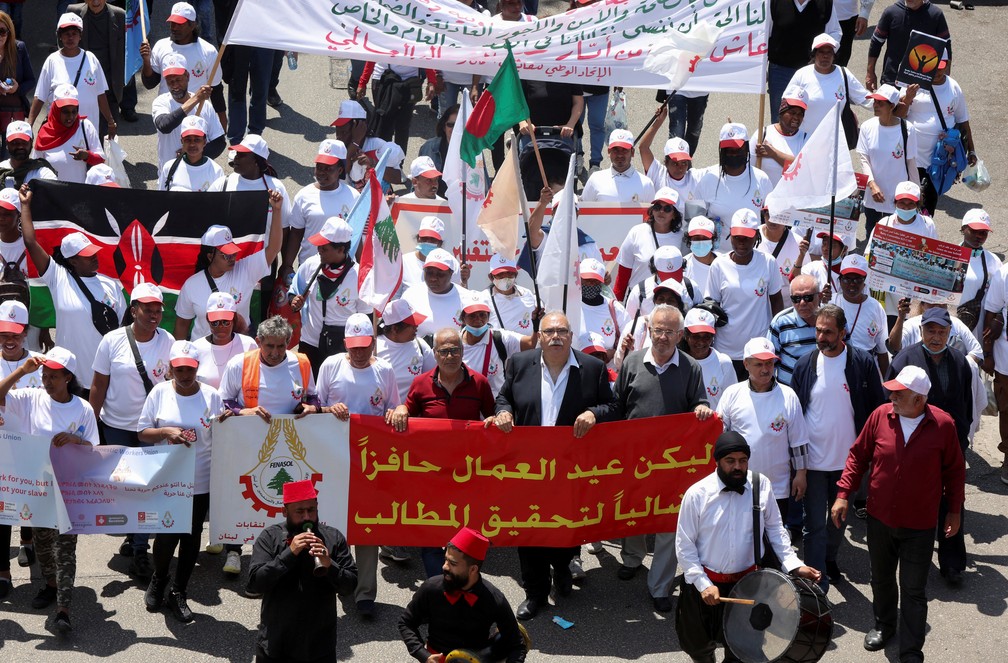 Manifestantes marcham durante um protesto para marcar o Dia do Trabalho em Beirute, no Líbano. — Foto: REUTERS/Mohamed Azakir
