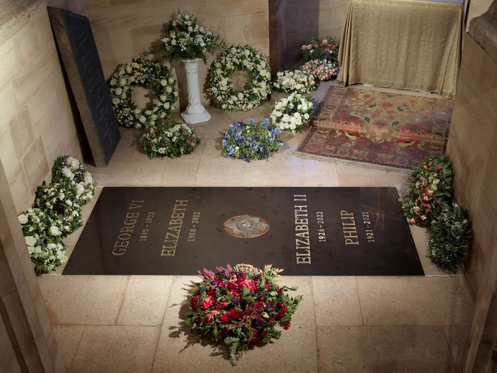 Lápide de Elizabeth II é oficialmente revelada — Foto: Reuters