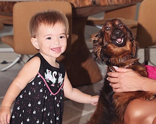 Zoe e o cachorrinho Bernardo (Foto: Reprodução/Instagram)