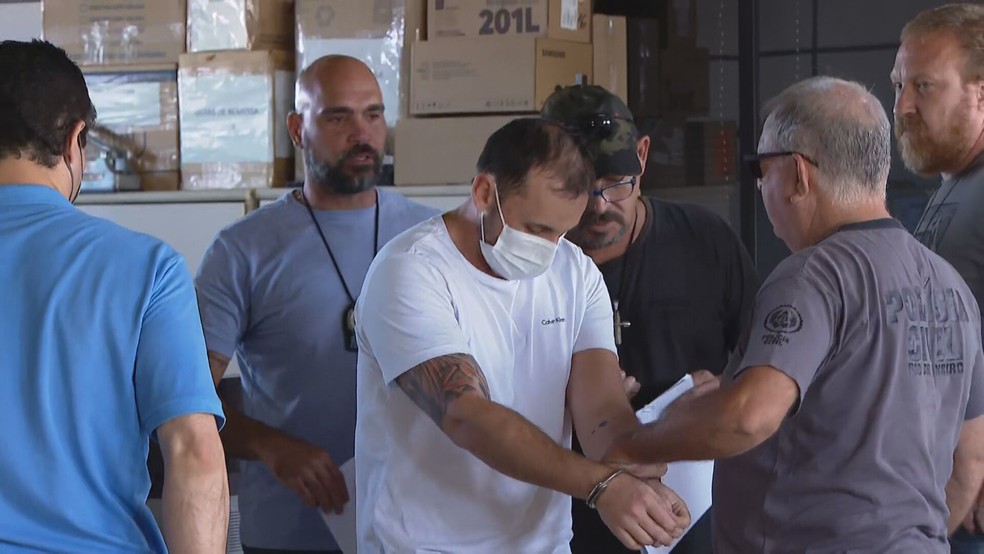 Giovanni Quintella Bezerra foi levado da Deam de S&atilde;o Jo&atilde;o de Meriti, na Baixada Fluminense, na manh&atilde; desta segunda-feira (11) &mdash; Foto: Reprodu&ccedil;&atilde;o/ TV Globo