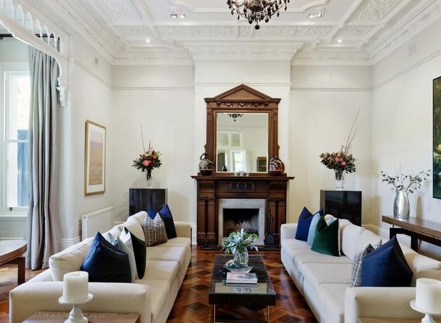 SALA DE ESTAR | Unindo o melhor dos dois mundos, a sala de estar consegue ter aspectos modernistas e clássicos ao mesmo tempo (Foto: Reprodução / Supplied)
