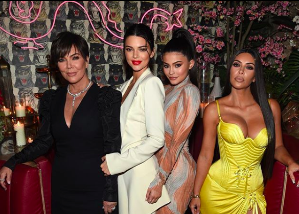 A matriarca, Kris, com Kendall, Kylie e Kim, no MET Gala que aconteceu no inicio do mês (Foto: Reprodução / Instagram)