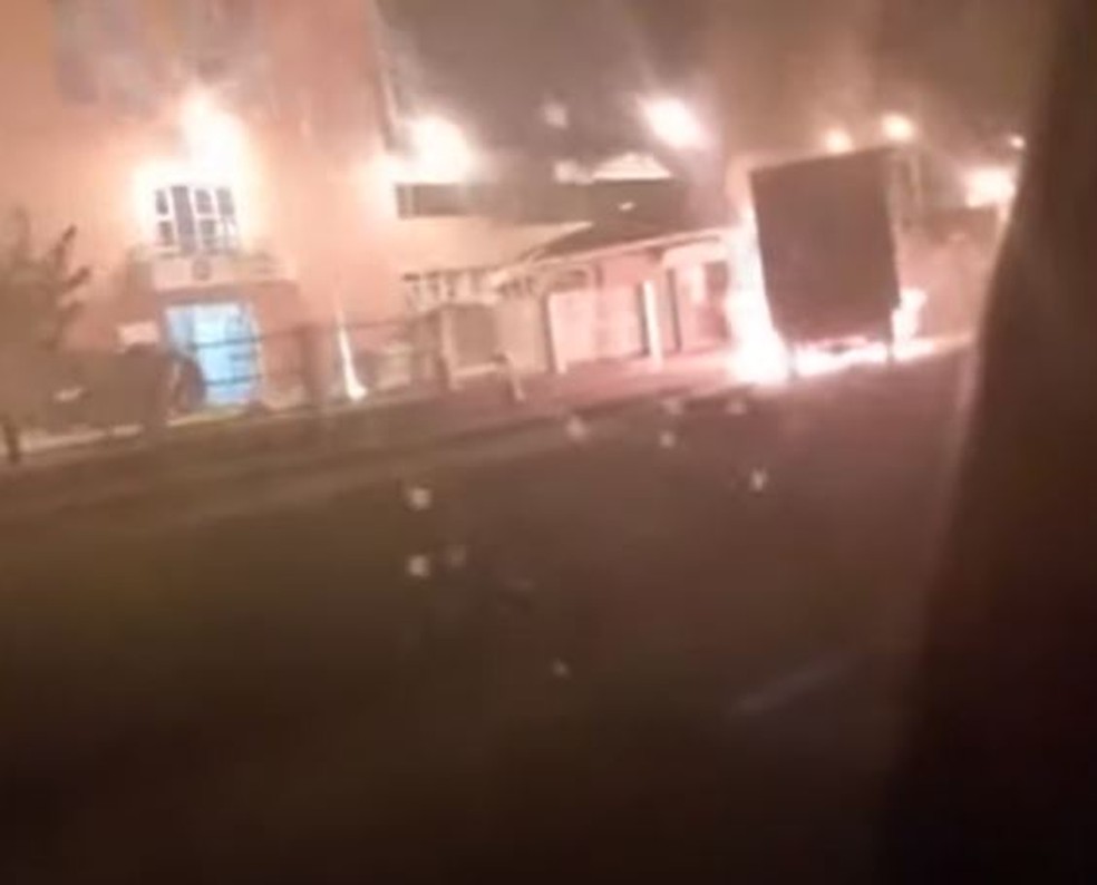 Veículo foi incendiado por criminosos em Criciúma — Foto: Reprodução/ NSC 