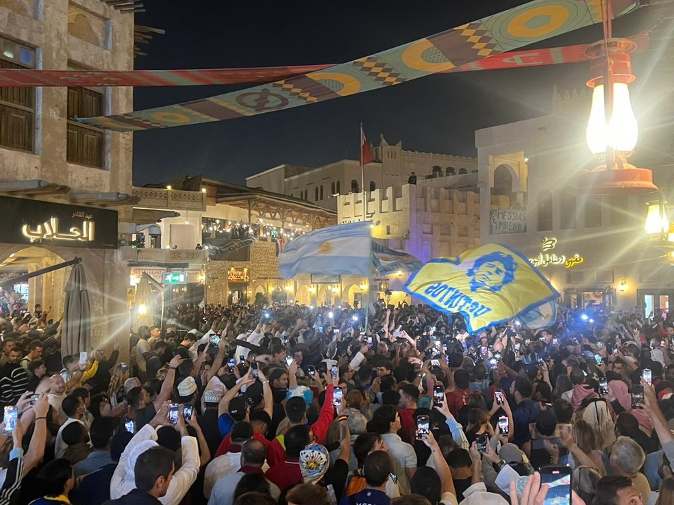 Torcida da Argentina faz festa no Catar antes de semifinal  Foto: Martn Fernandez