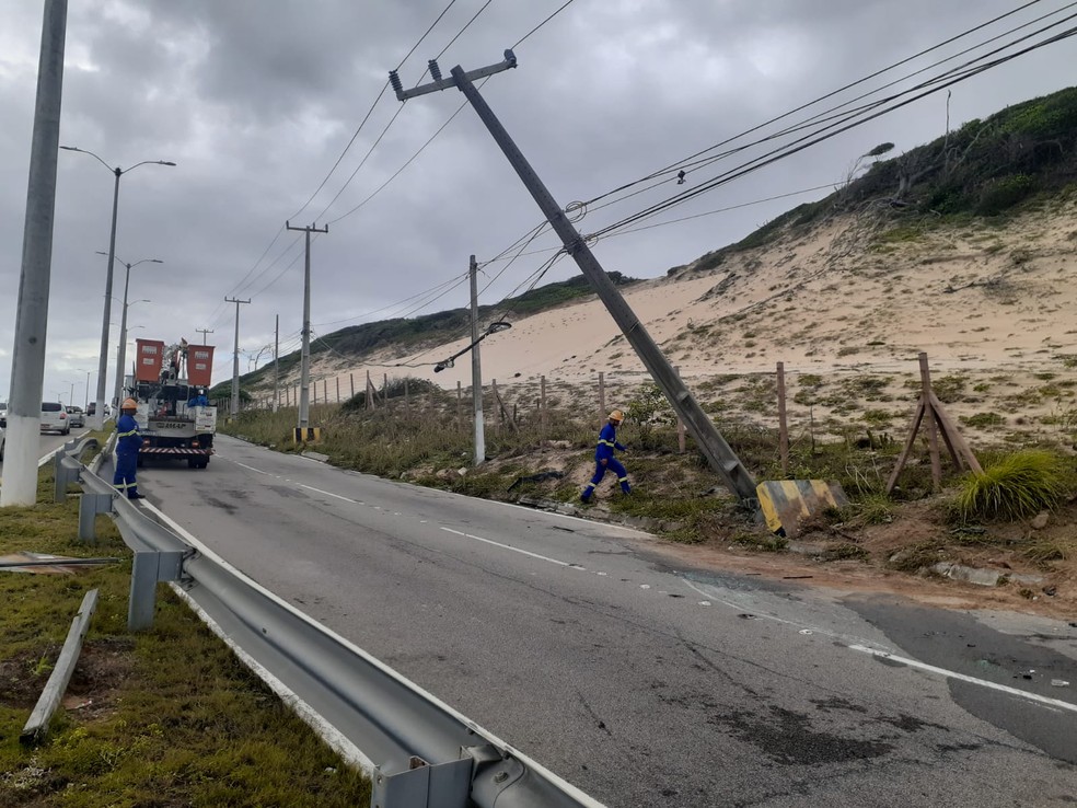 Equipe da Cosern fará substituição de poste na Via Costeira — Foto: Julianne Barreto/Inter TV Cabugi