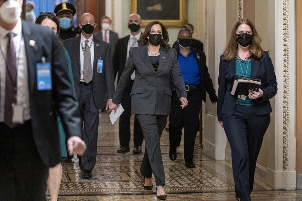 A vice-presidente dos EUA, Kamala Harris, chega ao Senado americano, no Capitólio, na quinta (4) — Foto: Andrew Harnik/AP