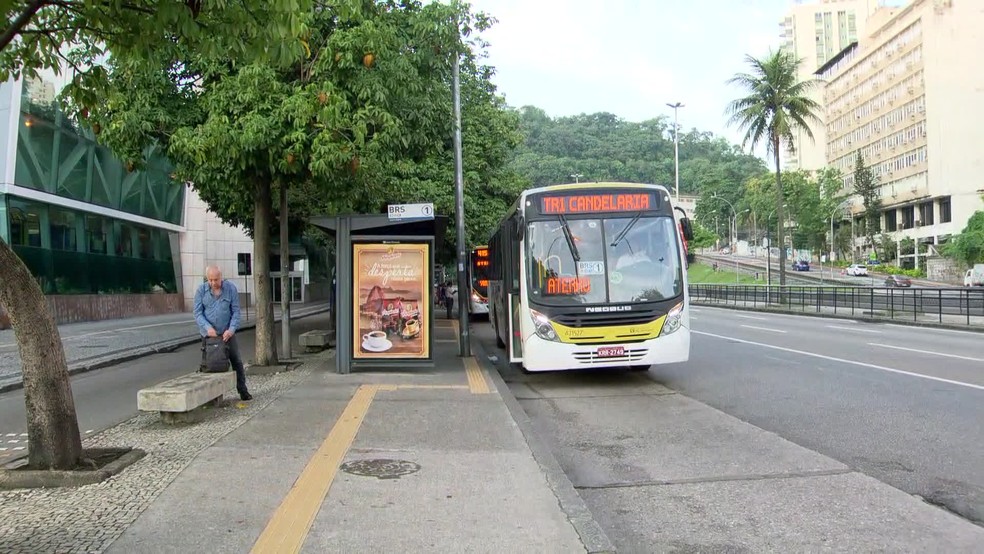 Ã”nibus para em ponto em Botafogo, Zona Sul do Rio â€” Foto: ReproduÃ§Ã£o/TV Globo