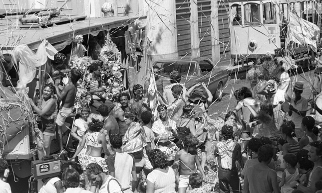 Bonde de Santa Teresa decorado para o carnaval em 1985