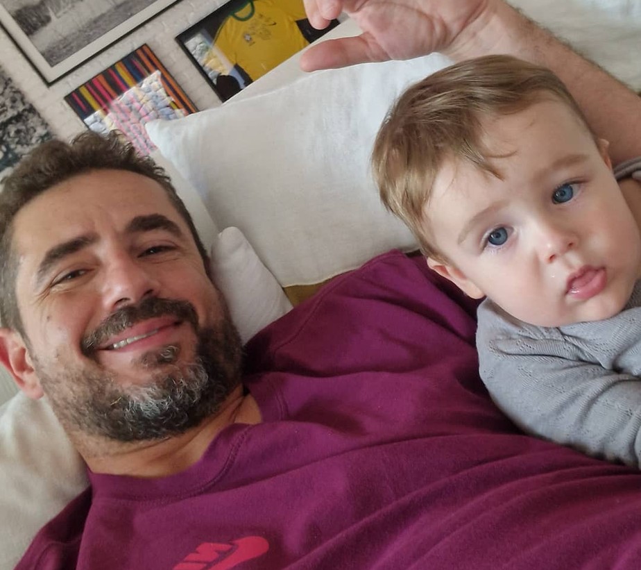 Felipe Andreoli assiste a jogo da Copa do Mundo com o filho