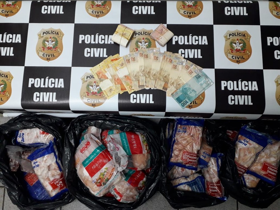 Polícia aprendeu peito de frango desviado de merenda de creche e dinheiro em Criciúma  — Foto: Polícia Civil/Divulgação 