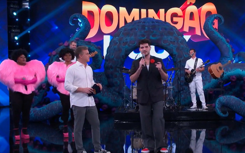 Jão se emociona com Luciano Huck no 'Domingão' — Foto: Globo