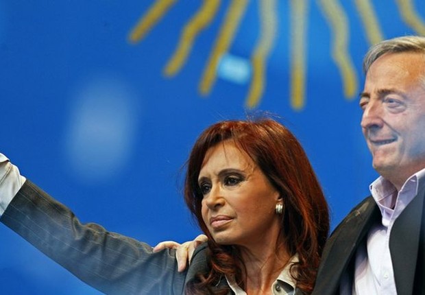 Os Kirchners melhoraram a situação econômica de muitos argentinos, mas o custo macroeconômico foi alto (Foto: AFP via BBC NEWS)