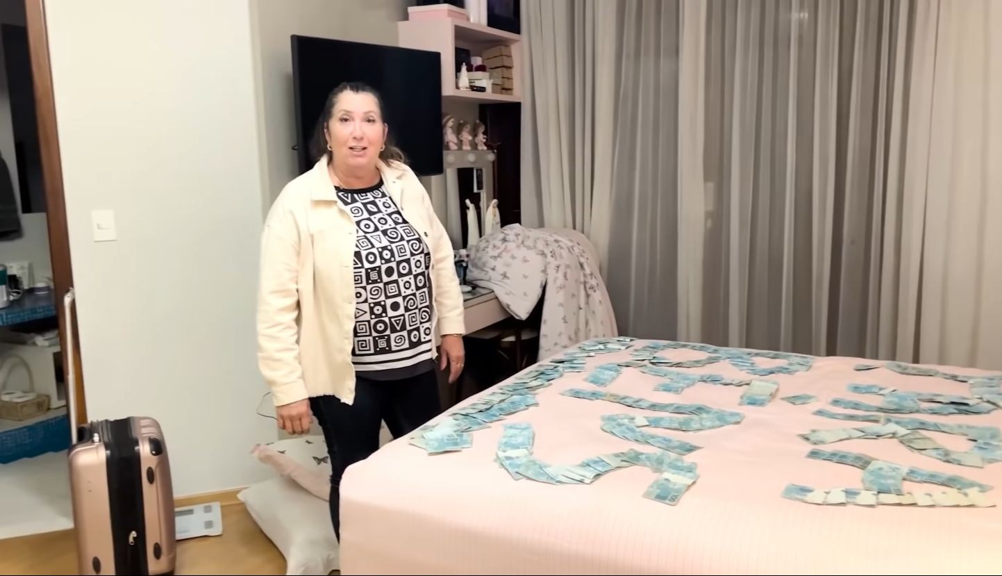 Virgínia dá dinheiro para a mãe de aniversário (Foto: YouTube)