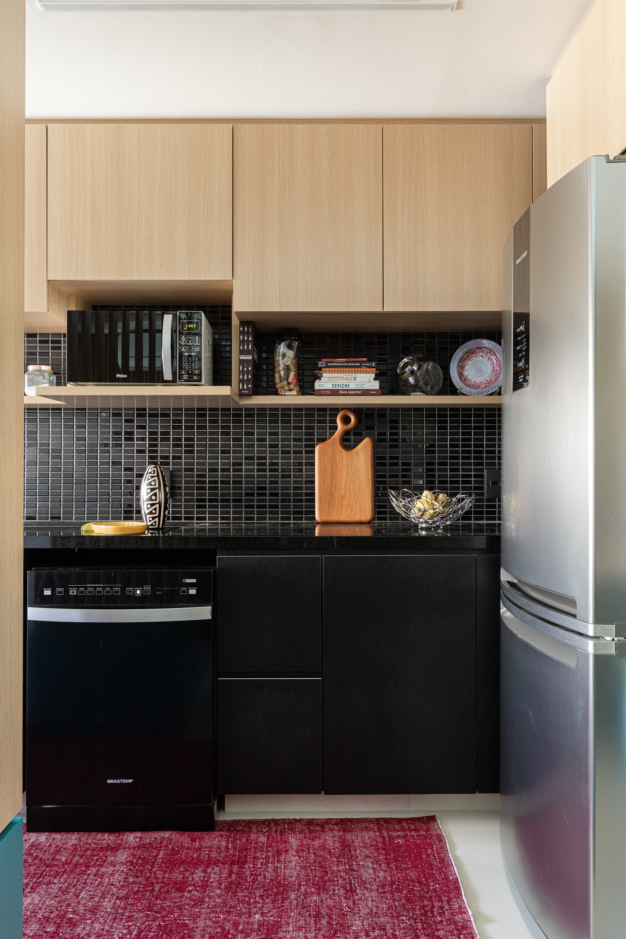 Décor do dia: cozinha preta com madeira clara e marcenaria planejada (Foto: Divulgação)