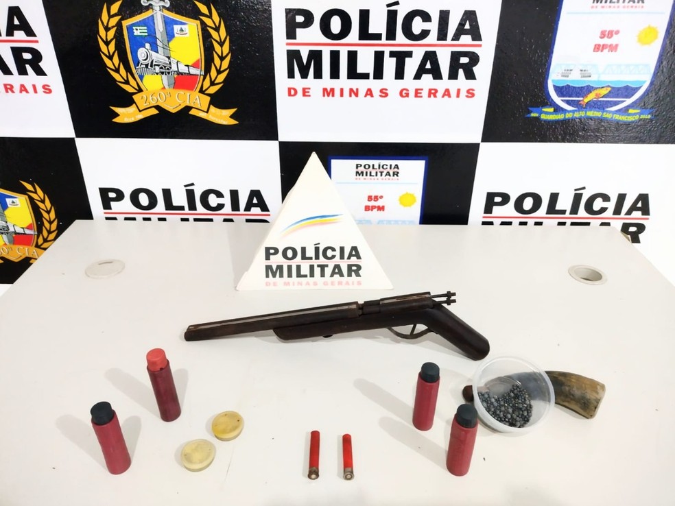 PM apreendeu uma garrucha e munições — Foto: Polícia Militar/ Divulgação