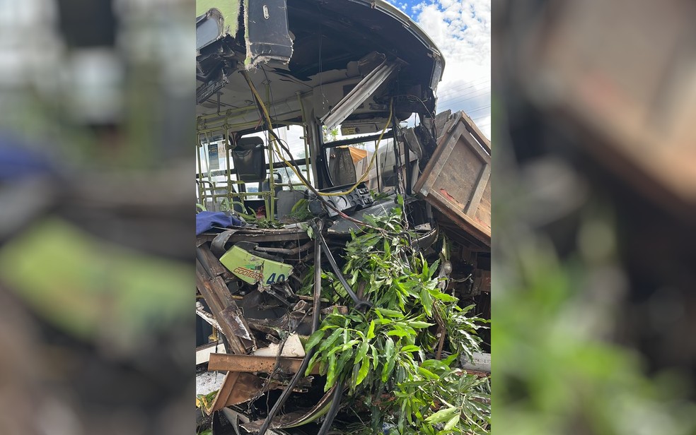 Ônibus destruído após batida com caminhão em Nerópolis - Goiás  — Foto: Divulgação/Corpo de Bombeiros 