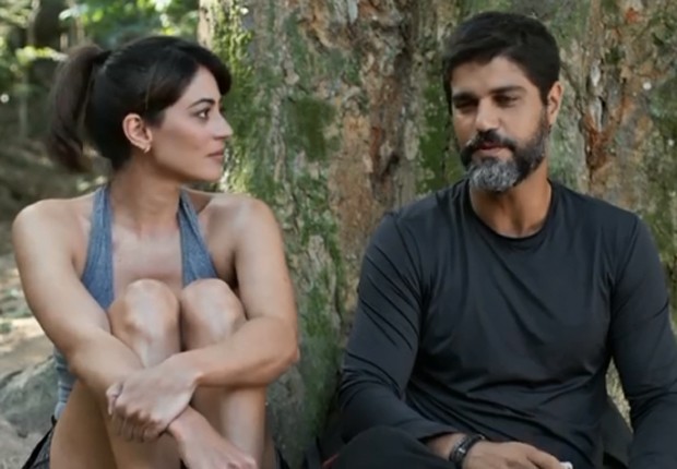 Carol Castro e Bruno Cabrerizo em cena da novela Órfãos da Terra (Foto: Reprodução/TV Globo)