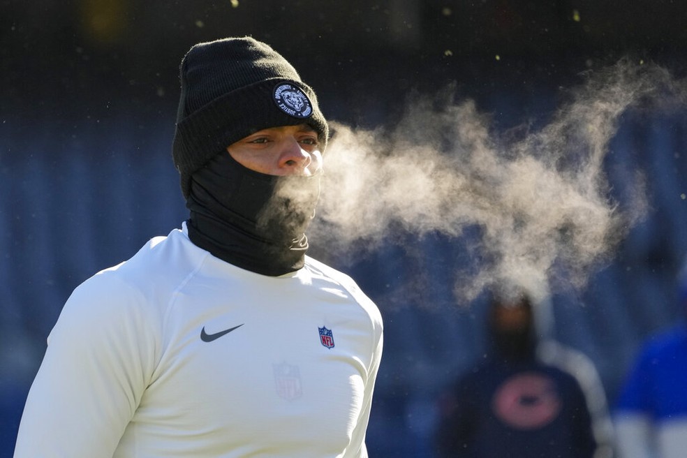 Jogador do Chicago Bears durante treino em 24 de dezembro de 2022 — Foto: Nam Y. Huh/AP