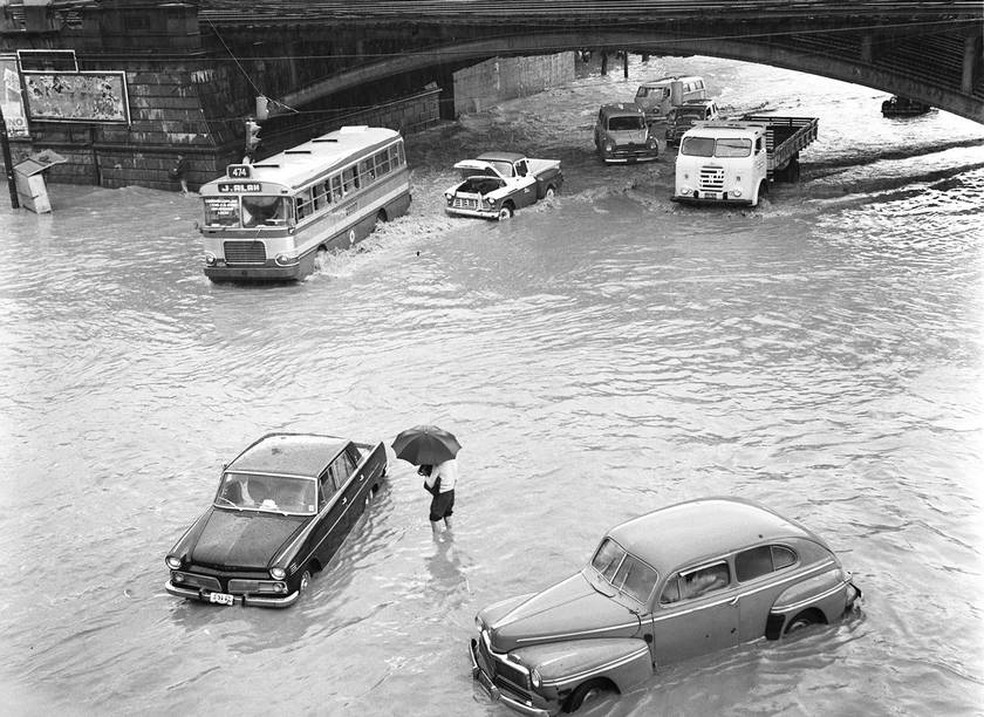Carros são cobertos por água na enchente de 1966 — Foto: Reprodução