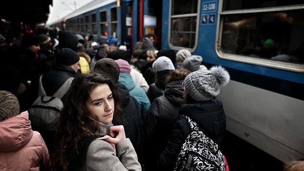 Refugiados ucranianos em embarque para Varsóvia no início de março (Foto: Pakkin Leung, CC BY 4.0, via Wikimedia Commons)