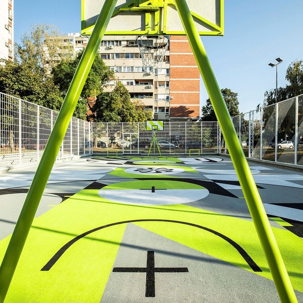 Quadra de basquete é feita com 20 mil tênis reciclados na Sérvia (Foto: Divulgação)
