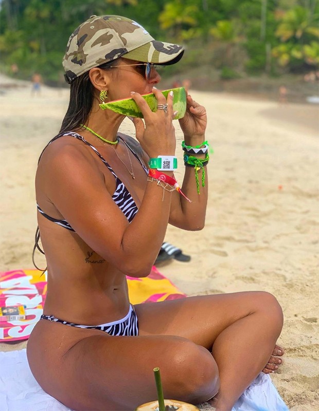 Carol Peixinho renova bronzeado em praia carioca e opta por fatia de melancia como lanchinho (Foto: Reprodução/Instagram)