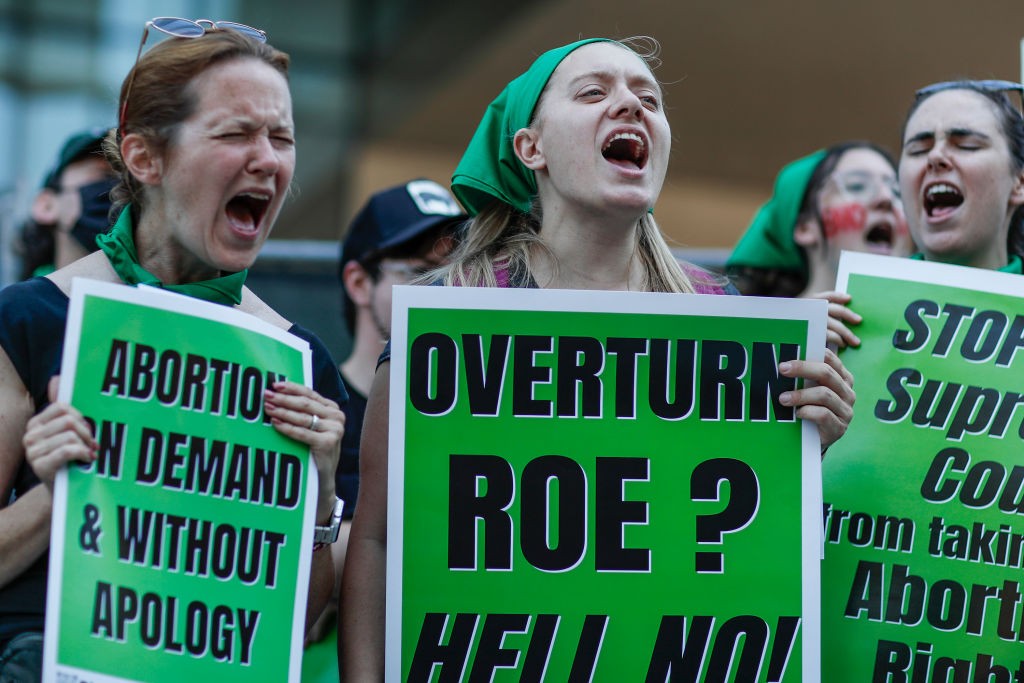 Los Angeles, CA, Monday, June 27, 2022 - RiseupforAbortionRights rallies hundreds throughout downtown opposing the recent Supreme Court decision to strike down Roe v Wade. (Robert Gauthier/Los Angeles Times via Getty Images) (Foto: Los Angeles Times via Getty Imag)