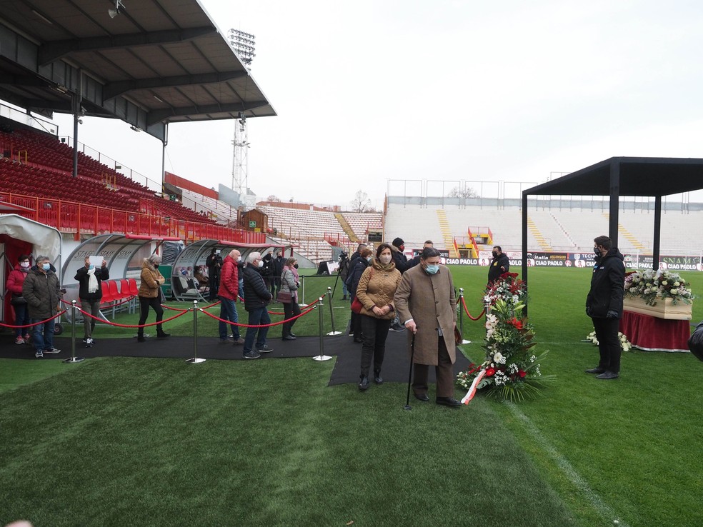 Fãs dão adeus a Paolo Rossi diante do caixão no gramado do estádio Menti, em Vicenza — Foto: Reprodução de Twitter
